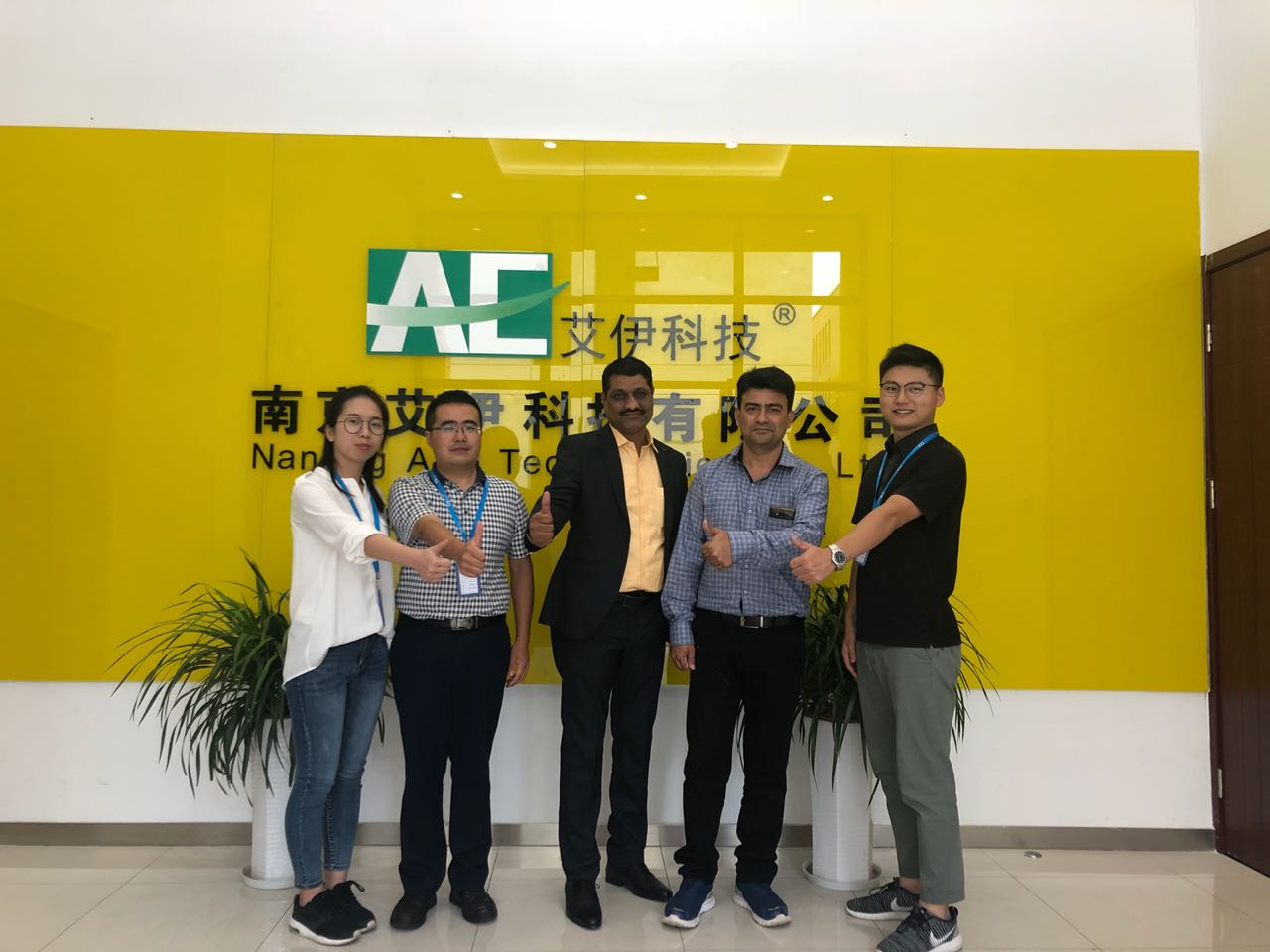 印度客戶與艾伊熱情合影